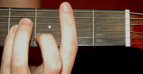 Как научиться играть на гитаре: прием баррэ