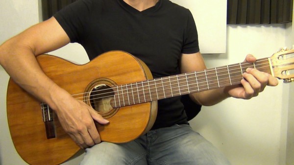 Обучение игре на гитаре: альтернативная позиция тела