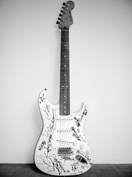 Самая дорогая гитара: Reach out to Asia Fender Stratocaster
