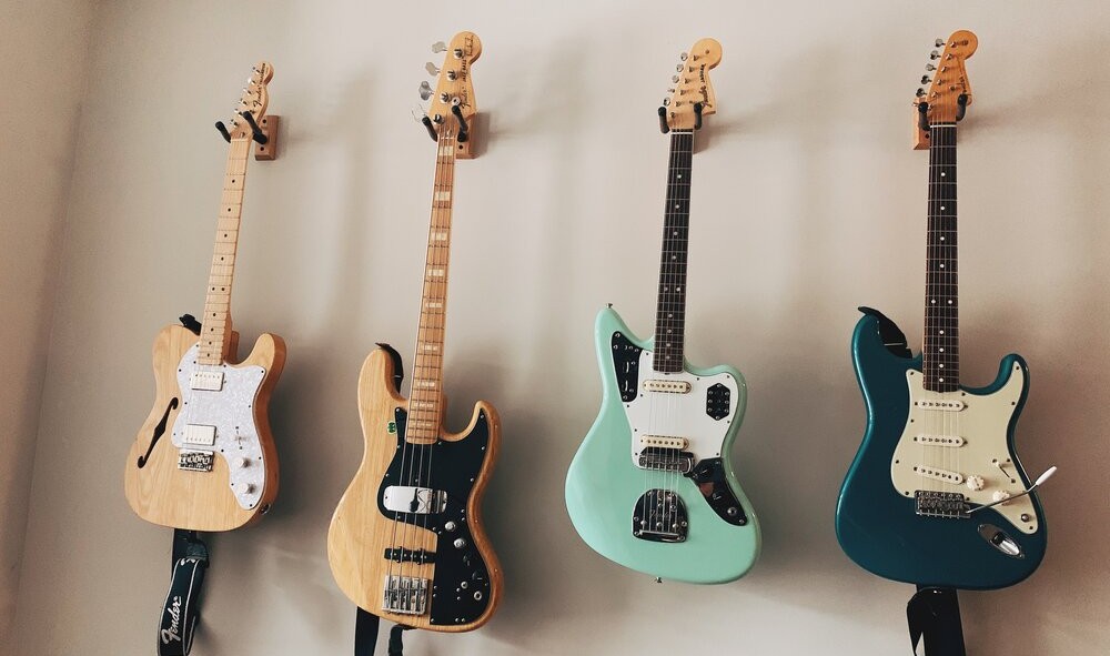 Хранение гитары на настенных держателях